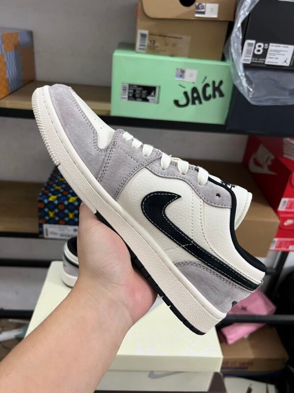 SUPREME X AIR JORDAN 1 LOW LGHT GRAY/BEIGE/BLACK GRIS CLAR/BEIGE/NOIR(36-47.5) - Image 3