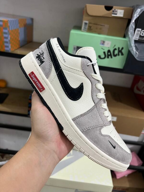 SUPREME X AIR JORDAN 1 LOW LGHT GRAY/BEIGE/BLACK GRIS CLAR/BEIGE/NOIR(36-47.5) - Image 2