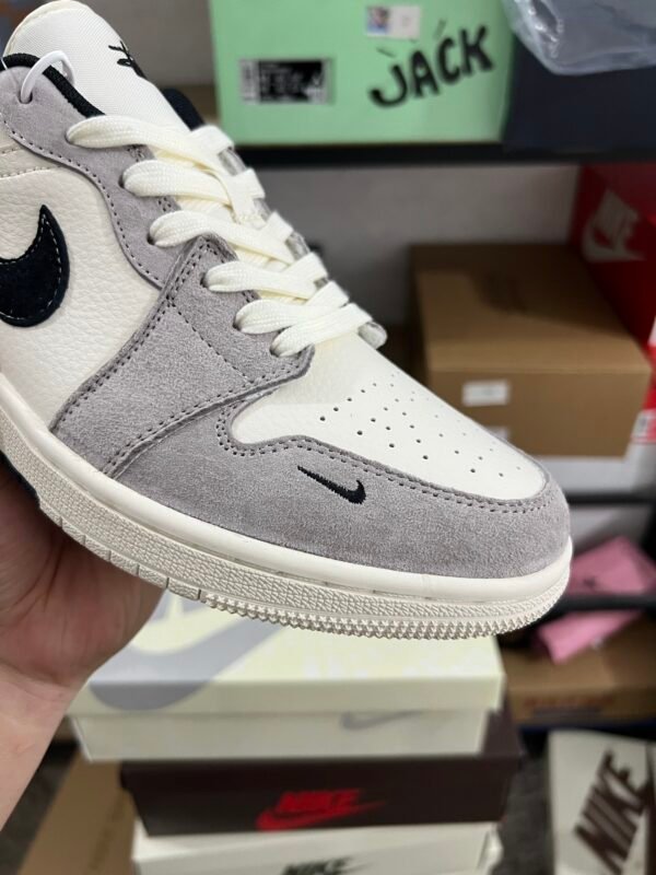 SUPREME X AIR JORDAN 1 LOW LGHT GRAY/BEIGE/BLACK GRIS CLAR/BEIGE/NOIR(36-47.5) - Image 5