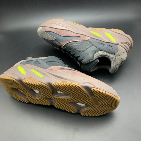 Yeezy Boost 700 Mauve - Image 3