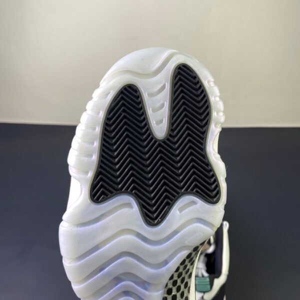 Air Jordan 11 Retro Emerald(41-47.5) - Image 4