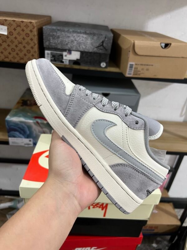 STUSSY X AIR JORDAN 1 LOW BEIGE/LIGHT GRAY/BLACK BEIGE/GRIS CLARINOIR（36-47.5） - Image 2